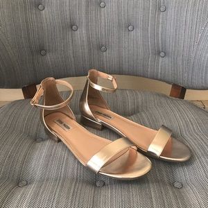 Steve Madden lamp flat sandal gold metallic ankle